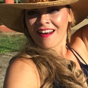 Meet your Posher, Coraly